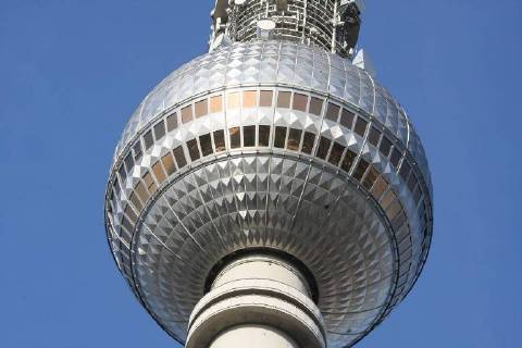 Berlin television tower evacuated because of suspicious bag - archive pictures