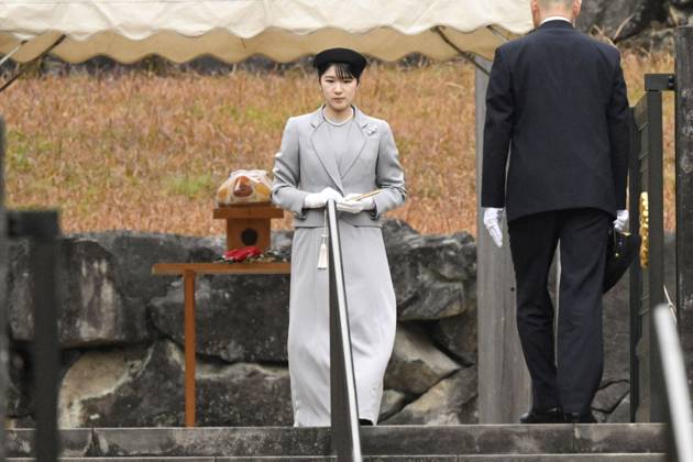 Princess Aiko of Japan visits Musashi Imperial Cemetery with the Showa Mausoleum