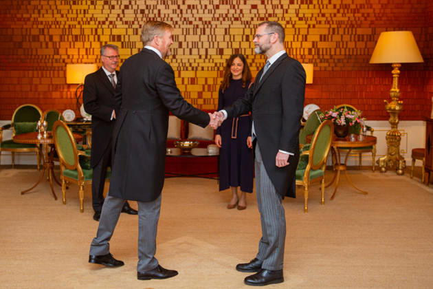 König Willem Alexander der Niederlande empfängt Drs. Erik de Feijter in Den Haag