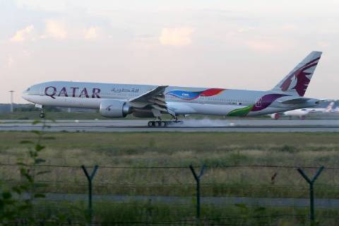 Boeing 777 von Qatar Airways wirbt für die Fussball WM 2022