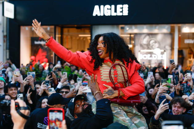 Paris Fashion Week, SZA wird von Fans gefeiert