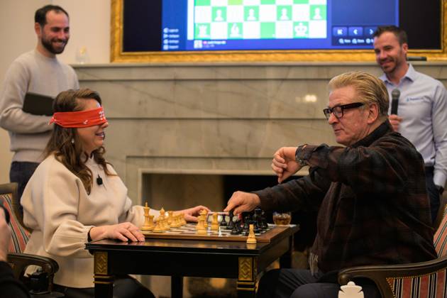 Alec Baldwin spielt Schach gegen Großmeisterin Judit Polgar in Park City