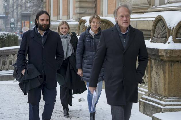 Christina Block und Gerhard Delling mit Anwälten auf dem Weg zum Landgericht Hamburg