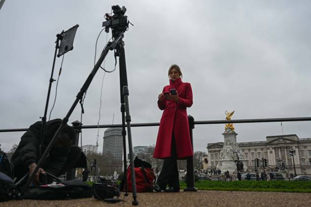 United Kingdom, members of the press outside Buckingham Palace in London after the arrest of Ex-Prince Andrew