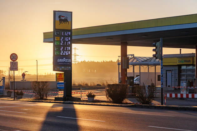 Germany, petrol prices rise to over two euros due to Iran war
