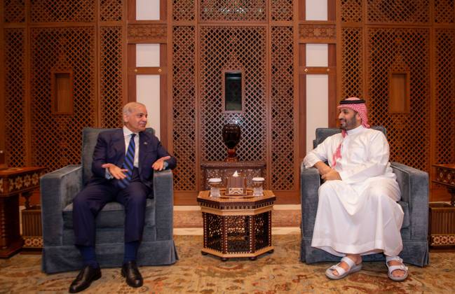 Saudi Arabia, Crown Prince Mohammed bin Salman meets Shehbaz Sharif in Jeddah