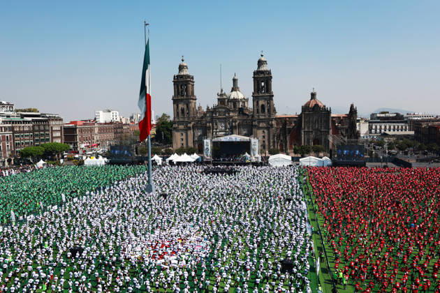 Mexico, Guinness record attempt for biggest football hour in Mexico City