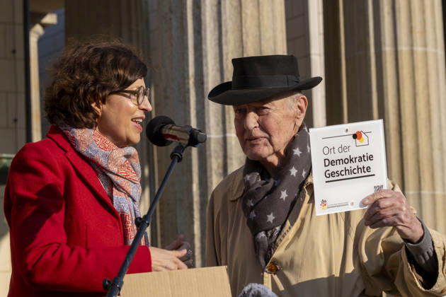 Berlin, presentation of the Place of Democratic History plaque to Volker Schröter at the Brandenburg Gate