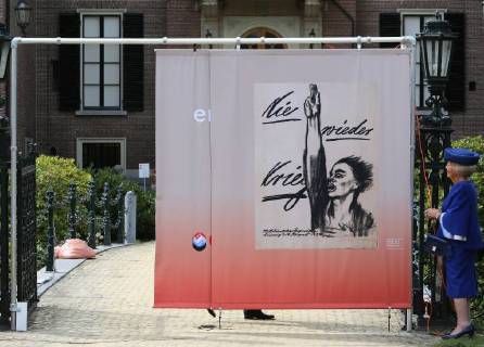 Princess Beatrix opens anti-war exhibition in Haus Doorn