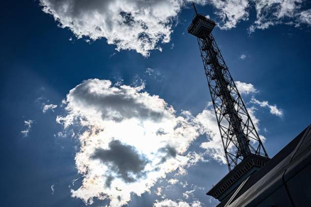 Berlin, Besucher saßen wegen defekten Aufzugs auf Funkturm fest - Archivbilder
