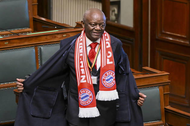 Vater von FC-Bayern-München-Trainer Vincent Kompany: Pierre trägt Bayern-Schal im Parlament in Brüssel