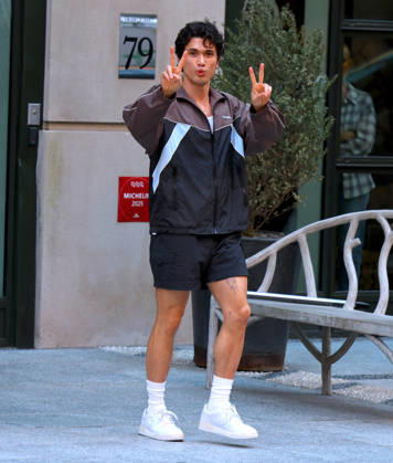 Celebrity, Charles Melton unterwegs in New York