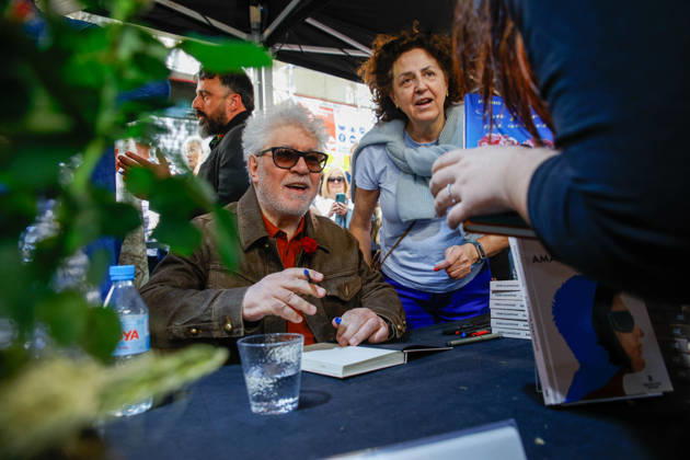 Fira de Llibres in Barcelona, Schriftsteller signieren ihre Bücher