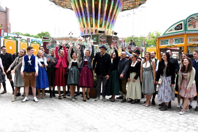 Celebrity, Bayrische Faschingspaare auf Mariahilfplatz in München
