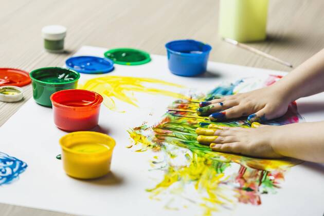 IMAGO Creative, Lifestyle, Familie, gemeinsames Basteln