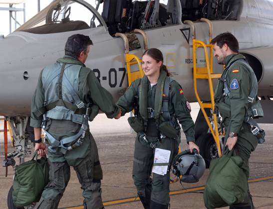 Royals, Prinzessin Leonor von Spanien fliegt mit Kampfflugzeug