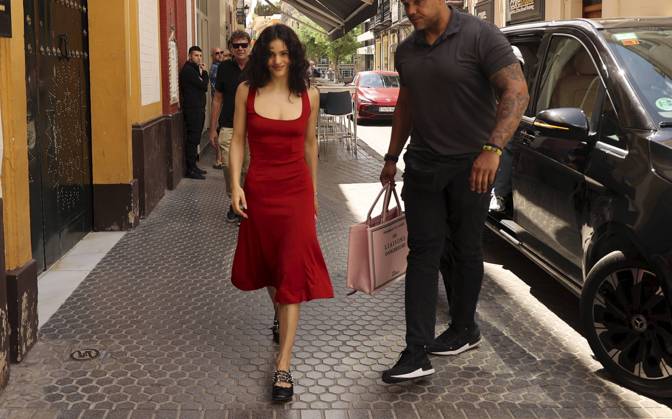 Celebrity, Rosalia in Sevilla unterwegs