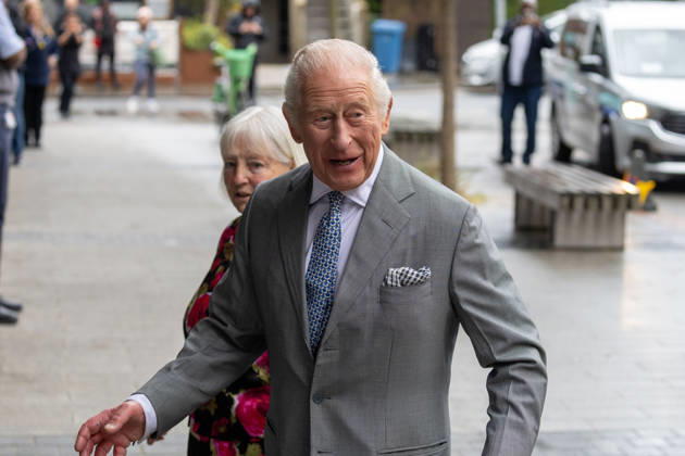 Royals, Großbritannien, König Charles III. besucht NHS Krebs-Zentrum in London