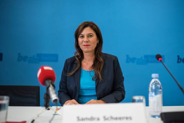 Berlin Senator for Education Scheeres wants to have Abitur examinations carried out