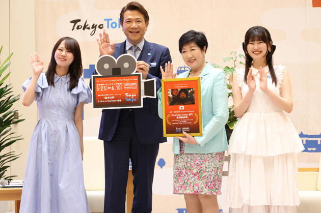 Celebrity, Influencerinnen werben bei Gouverneurin Yuriko Koike für Filmfestival in Tokio