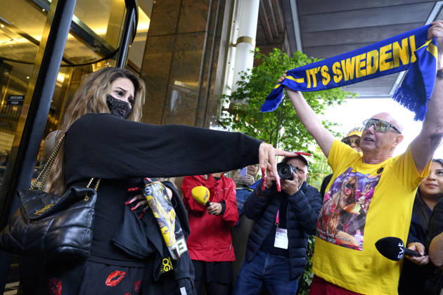 Music, Eurovision Song Contest ESC 2026 in Vienna, Felicia from Sweden with fans in front of the hotel