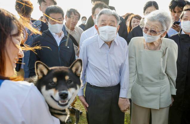 Royals, Japan, former Emperor Akihito and Michiko arrive at Villa Hayama