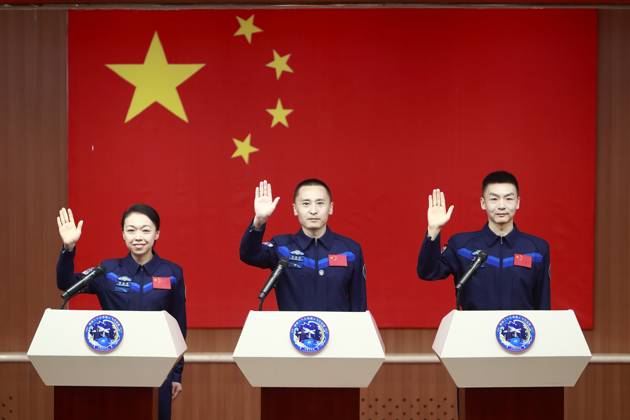 China, Raumfahrer der Shenzhou 23 Mission während Pressekonferenz in Peking