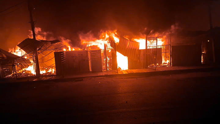 Indien, Feuer in Möbelmarkt in Neu Delhi