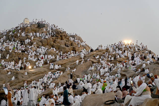 Saudi Arabien, Muslimische Pilger auf dem Berg Arafat in Mekka