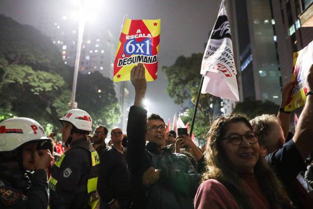 Brasilien, Demonstration gegen 6x1-Arbeitsmodell mit Gewerkschaften und Lehrern in Sao Paulo