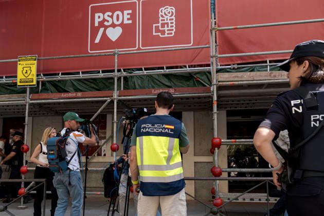 Spanien, Polizei durchsucht Zentrale der Regierungspartei PSOE in Madrid