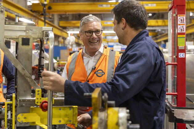 Großbritannien, Keir Starmer besucht Ausbildungszentrum Acton Works in London