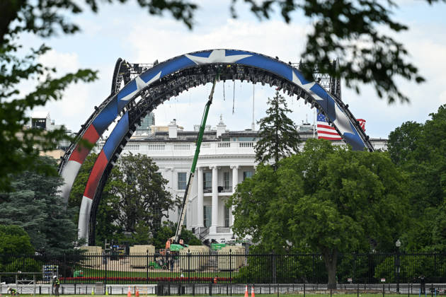 USA, Aufbau einer UFC-Kampfarena auf dem Südrasen des Weißen Hauses in Washington