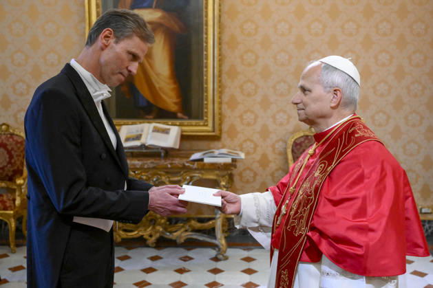 Italien, Paul Bekkers übergibt Papst Leo XIV sein Beglaubigungsschreiben im Vatikan