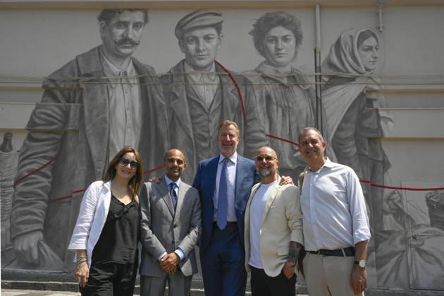 Italien, Bill de Blasio besucht Mural seiner Großeltern im Hafen von Neapel