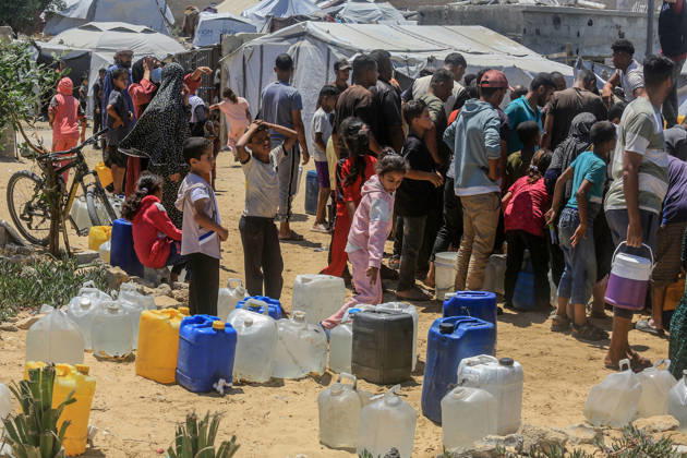 Nahostkonflikt, Gaza, Menschen in Khan Yunis warten auf sauberes Wasser