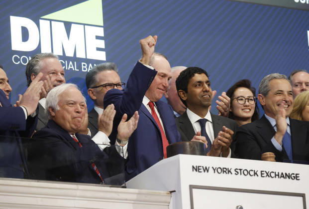 USA, Vorstandsvorsitzende der Dime Commercial Bank läuten Opening Bell an der New York Stock Exchange