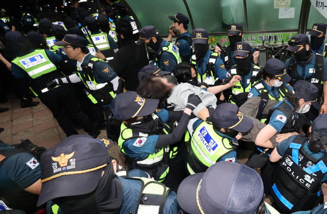 Wahlen in Südkorea, Proteste in Seoul