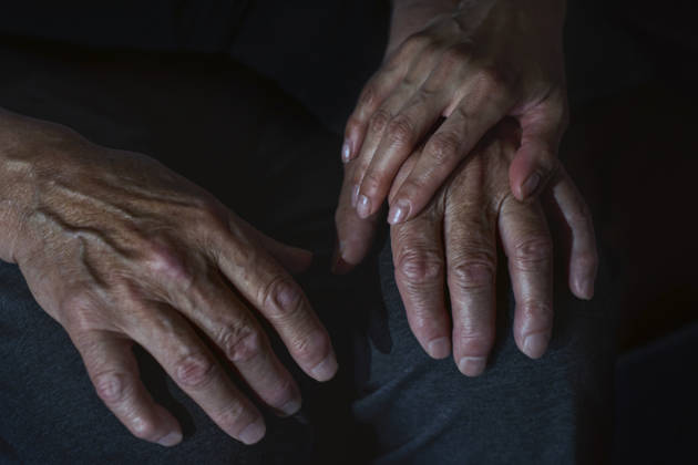 AOK chief Reimann warns of a billion-euro shortfall in long-term care insurance; stock images