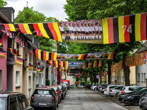 NRW, Mit Fahnen für die Fußballweltmeisterschaft geschmückte Straße in Essen