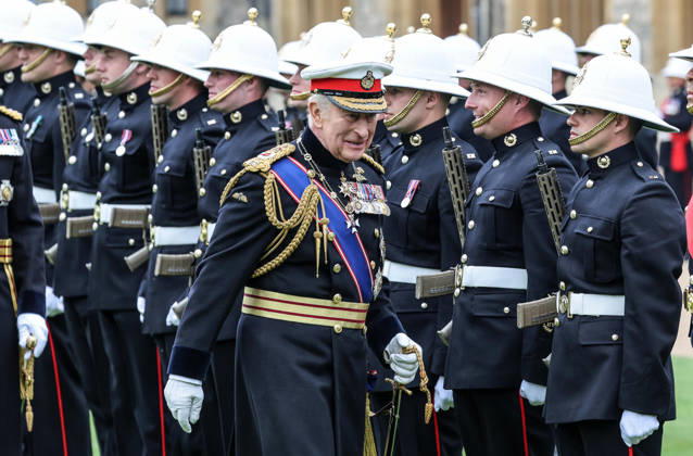 König Charles III. vergibt neue Standarten an Kommandos der Royal Marines