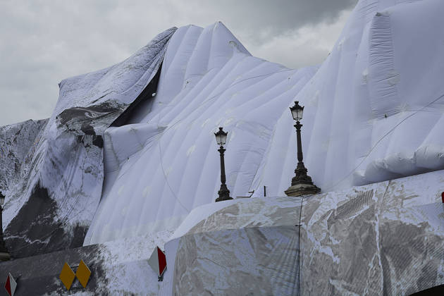 Frankreich, Installation La Caverne du Pont Neuf von JR durch Sturm beschädigt in Paris