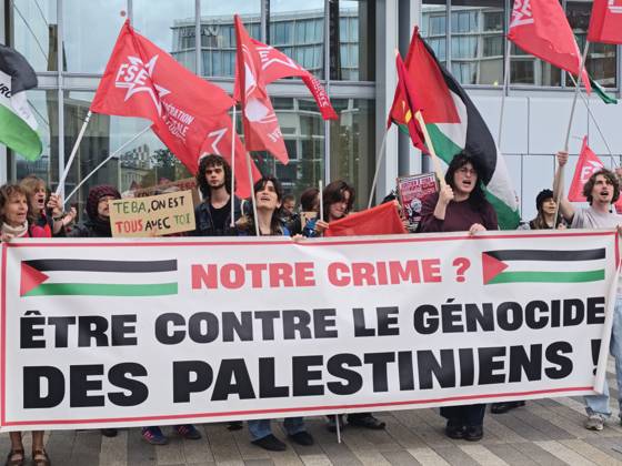 Frankreich, Solidaritätskundgebung für Palästina-Aktivistin Teba vor dem Landgericht Paris