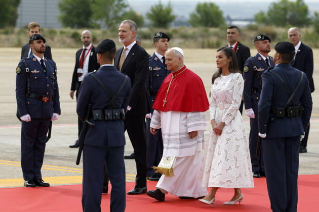 Spanien, Besuch von Papst Leo XIV., Tag 1, Empfang am Flughafen