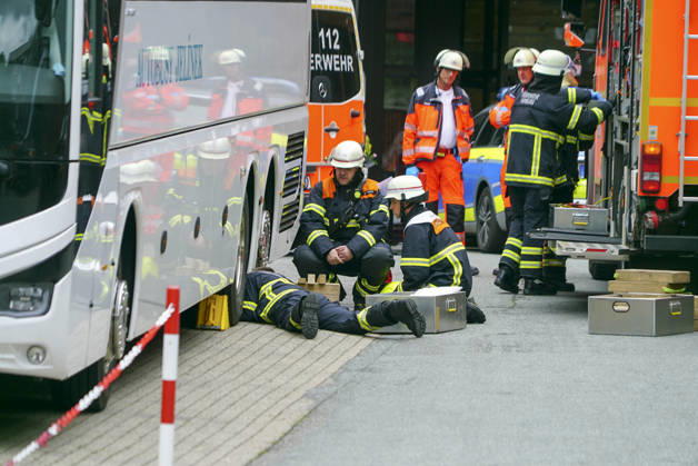 Hamburg, Mann unter Reisebus eingeklemmt in Billstedt