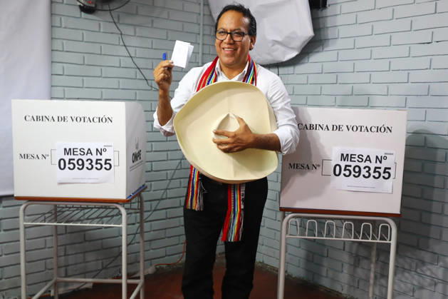 Presidential election in Peru, run-off election, Roberto Sanchez votes in Lima