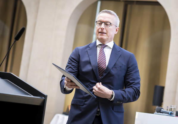 Texte von Digitalminister Kartsen Wildberger mit Hilfe von KI erstellt, Archivbilder