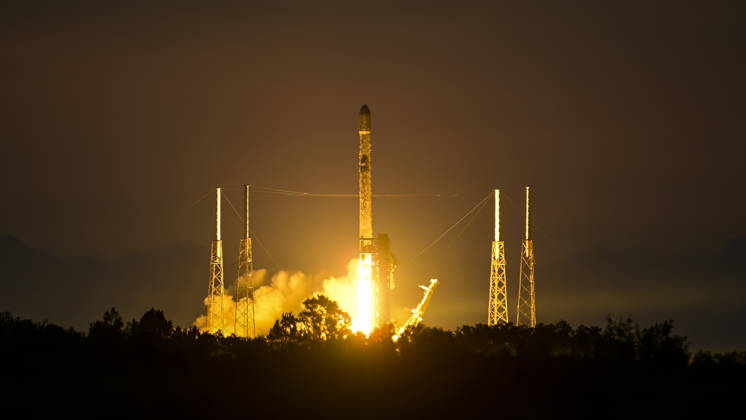 USA, SpaceX Falcon-9-Start mit 29 Starlink-Satelliten von SLC-40 in Florida