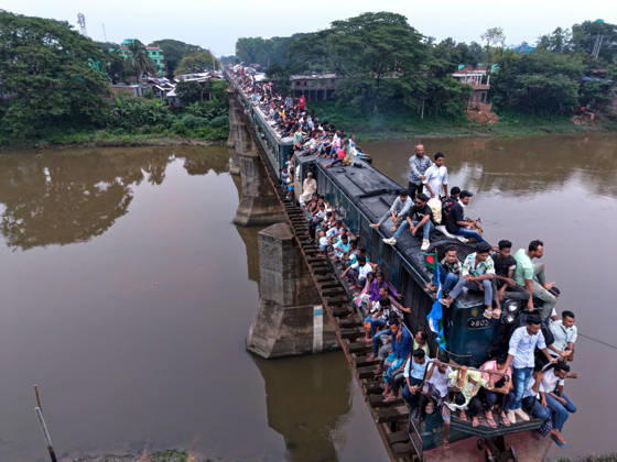 Bangladesch, Tausende reisen nach Eid al-Adha auf überfüllten Zügen von Mymensingh nach Dhaka
