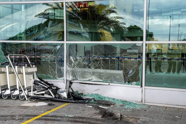 NRW, Fahrzeug fährt gegen Fensterfront am Flughafen Weeze